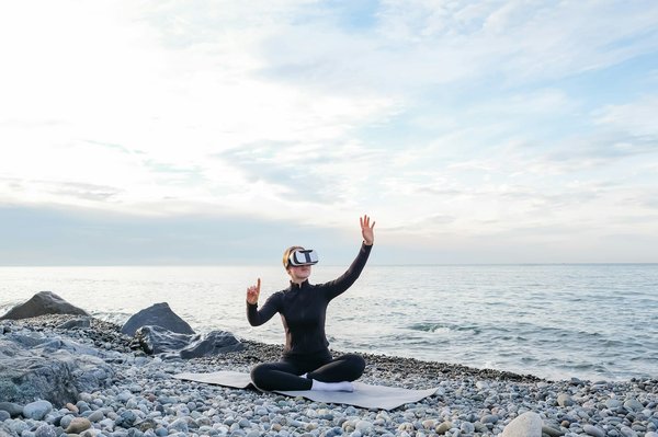 Comment intégrer des éléments de réalité augmentée pour enrichir l'expérience de jeu dans un jeu de chasse au trésor?